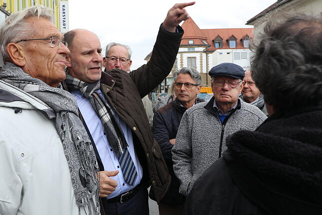 OB Oberbürgermeister Bernd Häusler führt durch Singens Innenstadt.