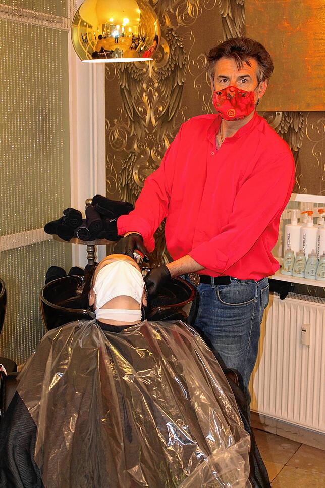 Jedem Kunden müssen zuerst die Haare gewaschen werden &ndash; auch Sybille Kern.