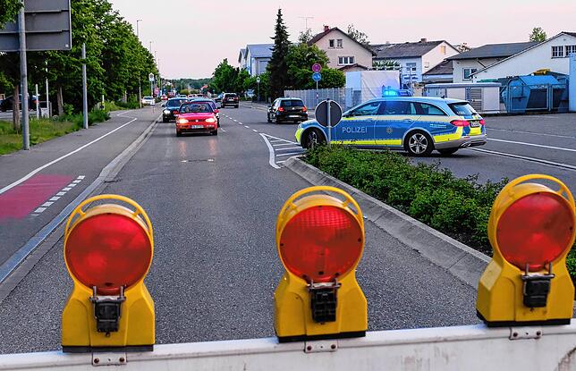 Viele Verbindungs- und Zufahrtstraßen waren von der Polizei gesperrt worden, um den Zustrom zu verhindern.