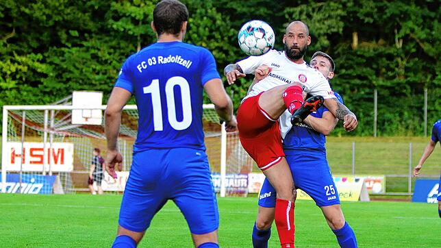 Das umkämpfte Spiel zwischen dem SC Pfullendorf (Silvio Battaglia, Mitte) und dem FC 03 Radolfzell (hinten Jannik Beha, Nummer 10 Daniel ...