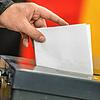 Ein Wähler wirft seinen Stimmzettel in die Wahlurne.