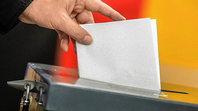 Ein Wähler wirft seinen Stimmzettel in die Wahlurne.