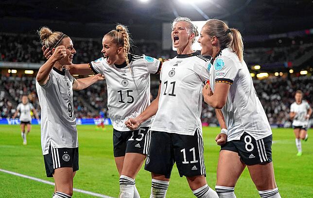 Was für ein Halbfinale in London 2022! Hier jubeln die Nationalkickerinnen über das Tor von Alexandra Popp (zweite von links) zum 2:1 ...