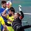 Der Kapitän steigt hoch: Der Erzinger Nico Ködel kommt bei der 2:4-Niederlage gegen den Herbolzheimer Bilal Dirani und Torwart Pascal ...