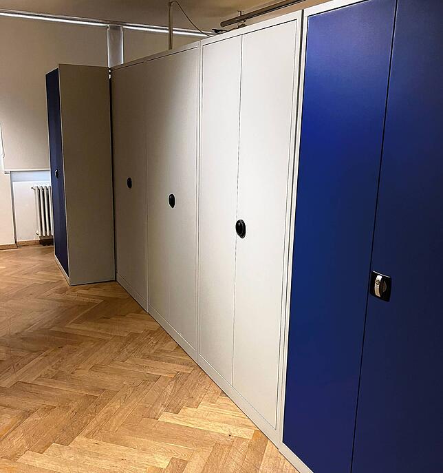 Einer der größeren Depoträume des Stockacher Stadtmuseums. In Stahlschränken lagern hier Gegenstände aus der Museumssammlung, wenn sie ...