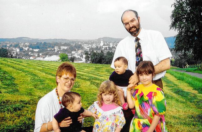 Familie Stolz im Wahljahr 1993 an der Nellenburg: Links Mutter Gudrun mit Zwilling Philipp, rechts Vater Rainer mit Zwilling Christoph, ...