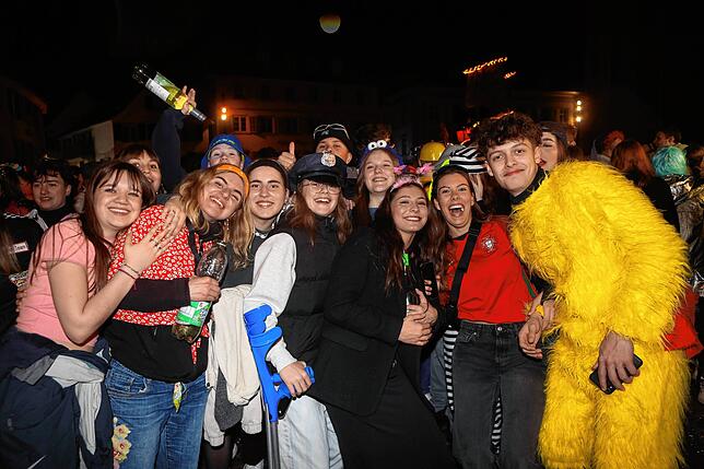 Bild 16: In der Altstadt treffen sich Hexen, Einhörner und Piraten bei der Straßenfasnacht