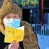 Edith Volk zeigt ihren Impfpass vor. Sie hat jetzt einen Vermerk drin, dass sie gegen Corona geimpft wurde. Dafür ist sie zum ...