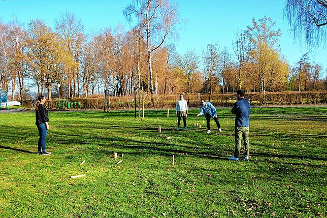 Diese jungen Menschen spielten am Ostersonntag Wikinger-Schach im Strandbad Dingelsdorf.