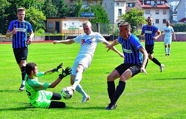 Gestoppt: Torwart Pascal Lindenmann ist zur Stelle, als Erzingens Shaban Limani durch ist. Manuel Pinke (rechts) und Alexander Rebis ...