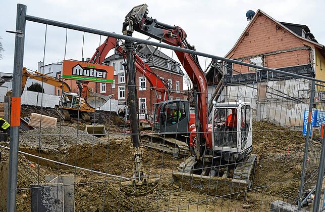 Arbeiten mit Hochdruck: Zum Teil waren bei den zurückliegenden ersten Bauarbeiten vier Bagger in Betrieb.