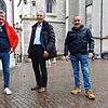 Drei Gemeinderatskandidaten stehen vor dem Rathaus von Überlingen, alle wurden 1966 geboren. Von links: Michael Röther, Alexander Bruns, ...