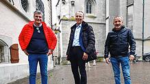 Drei Gemeinderatskandidaten stehen vor dem Rathaus von Überlingen, alle wurden 1966 geboren. Von links: Michael Röther, Alexander Bruns, ...
