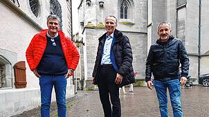 Drei Gemeinderatskandidaten stehen vor dem Rathaus von Überlingen, alle wurden 1966 geboren. Von links: Michael Röther, Alexander Bruns, ...
