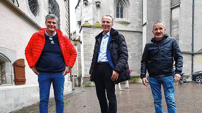 Drei Gemeinderatskandidaten stehen vor dem Rathaus von Überlingen, alle wurden 1966 geboren. Von links: Michael Röther, Alexander Bruns, ...