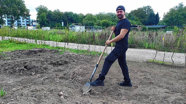 Burkan Sahin stellt die Situation nach, als er bei der Gartenarbeit auf eine unter der Erde verborgene Kanonenkugel stieß.