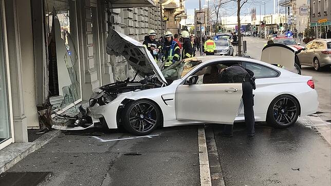 Zu schnell mit dem Auto unterwegs: Im Herbst 2017 sorgte ein Verkehrsunfall auf der Bodanstraße für einen Schaden von etwa 70 000 Euro. ...