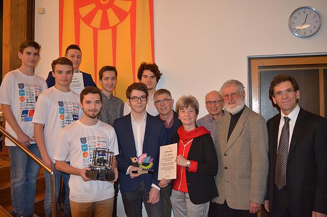 Die Teams „Bodenseeskorpione“ und „L.o.C Robotics“ der Roboter-AG des Bildungszentrums mit Alexander Salescu, ...