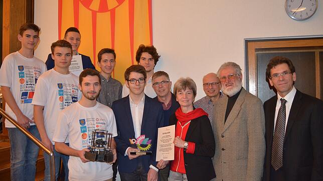 Die Teams &bdquo;Bodenseeskorpione&ldquo; und &bdquo;L.o.C Robotics&ldquo; der Roboter-AG des Bildungszentrums mit Alexander Salescu, ...