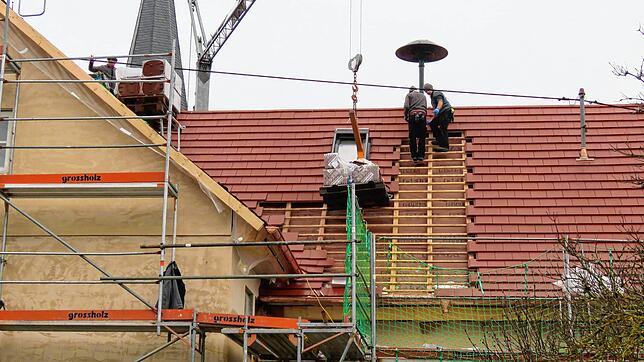 Doch noch eingedeckt werden konnte in der vergangenen Woche das Rathausdach in Gutmadingen. Die Arbeiten können in diesem Jahr aber ...