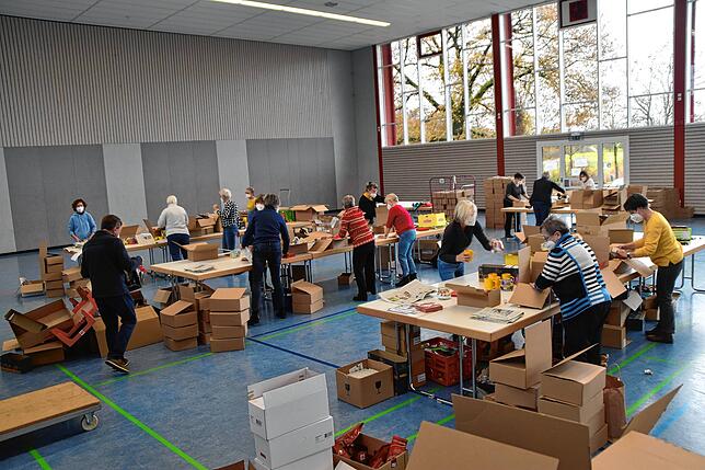 Bei der Packaktion in der Seeblickhalle wurden die geltenden Coronaverordnungen eingehalten. Rund 30 Steißlinger liessen sich nicht ...