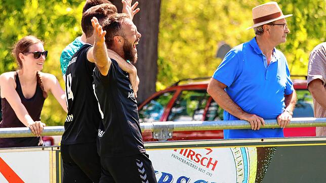 Jaaaaaa! Der SC Konstanz-Wollmatingen sicherte sich durch einen 7:2-Erfolg beim FC Öhningen-Gaienhofen Rang zwei und damit die Teilnahme ...