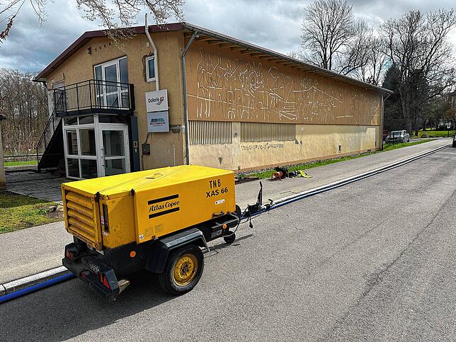 Im Zug der schnellen Reparaturmaßnahmen werden im Schwenninger Stadtgebiet zur Zeit drei Ersatzleitungen gelegt. Eine davon vor der ...