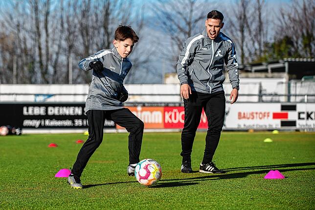 Konzentration! Für den zwölfjährigen Sevket Üzümyemez aus Lauchringen ist das Training in der Fußballschule Hochrhein bei Ibni Jusufi ...