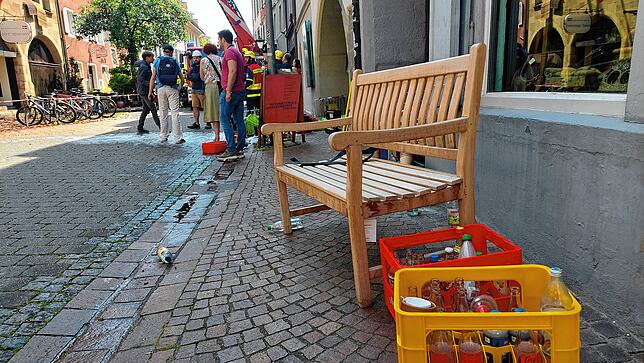 Die erschöpften Rettungskräfte ruhen sich zwischendurch immer mal wieder aus, auch Bürgerinnen und Bürger bringen ihnen Essen und Getränke.
