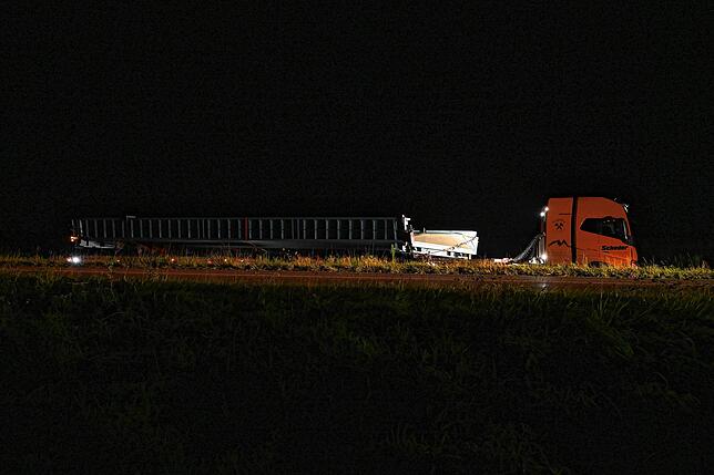 Bild 3: Schwertransport durch Waldshut: So kommt ein Brückenteil mit Überbreite sicher ans Ziel - Bilder, Video
