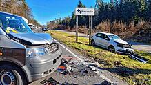 Zwei Autos sind auf der B31 frontal kollidiert.