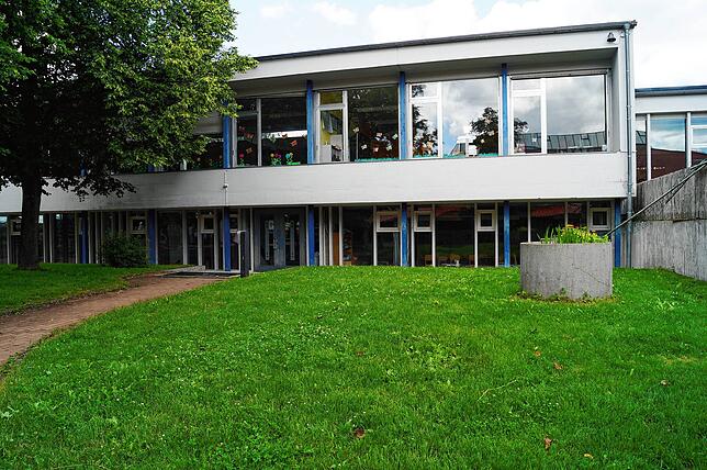 Blick auf das Bestandsgebäude. Die Kinder wünschen sich den Erhalt der alten Grundschule.