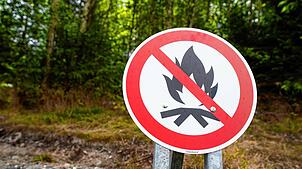 Ein Schild weist auf das Lagerfeuer-Verbot hin. Langanhaltende Trockenheit lässt das Waldbrandrisiko steigen.