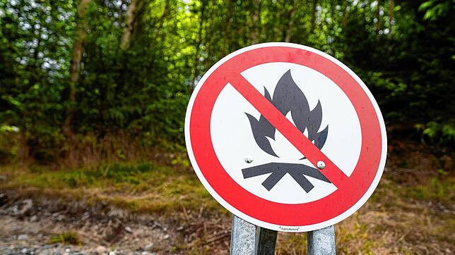 Ein Schild weist auf das Lagerfeuer-Verbot hin. Langanhaltende Trockenheit lässt das Waldbrandrisiko steigen.