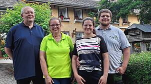 Thomas und Astrid Maier (links) übergeben das Hotel „Rößle“ in Todtmoos-Strick in die Hände von Sohn Alexander und dessen Frau Narnia.