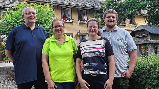 Thomas und Astrid Maier (links) übergeben das Hotel „Rößle“ in Todtmoos-Strick in die Hände von Sohn Alexander und dessen Frau Narnia.