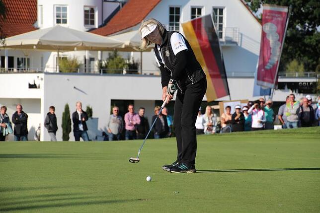 Zahlreiche Zuschauer beobachten den Putt von Ella Wolf zum Gewinn des 20. Titels bei der Clubmeisterschaft der Damen im Golf-Club ...