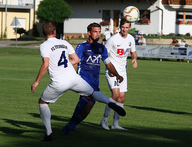 Bild 2: FC Erzingen müht sich in der Verlängerung zum 3:2-Pokalsieg beim Lokalrivalen FC Geißlingen &ndash; und wir haben Bilder!