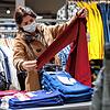 Eine Kundin in einem Kleidungsgeschäft trägt beim Einkaufen einen Mund-Nasen-Schutz. Die Aufnahme entstand im Oktober 2020 im Kanton ...