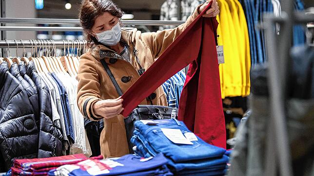 Eine Kundin in einem Kleidungsgeschäft trägt beim Einkaufen einen Mund-Nasen-Schutz. Die Aufnahme entstand im Oktober 2020 im Kanton ...