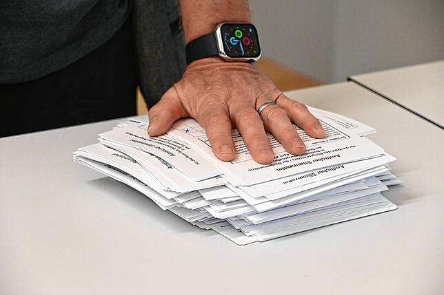 Ein Stapel im Wahllokal im Rathaus mit rund 350 Stimmzetteln für Christoph Stolz. Diese Bezirk war schnell ausgezählt.