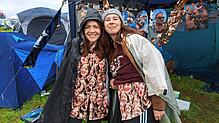 Michelle (links) und Alicia aus Mannheim vor ihrem Camp auf der Landebahn beim Southside Festival. Um sich nicht im Gedränge zu ...