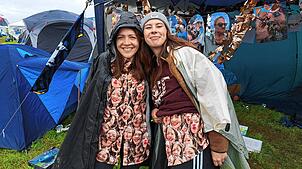 Michelle (links) und Alicia aus Mannheim vor ihrem Camp auf der Landebahn beim Southside Festival. Um sich nicht im Gedränge zu ...