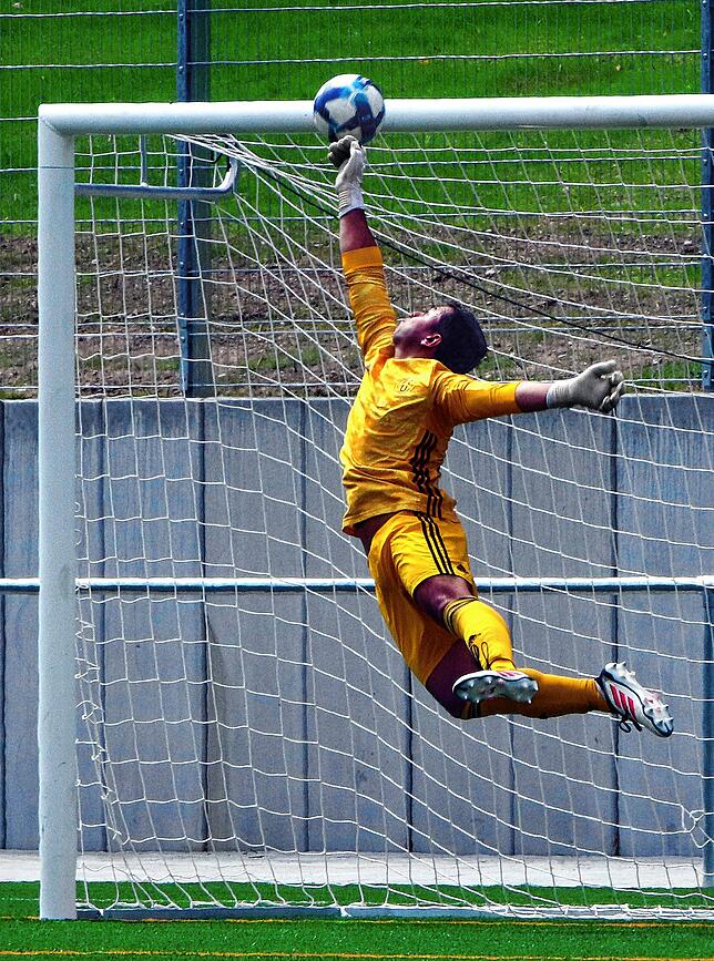 Bild 5: Knackiger Auftakt zwischen SC Pfullendorf II und FC Uhldingen. Wir waren mit der Kamera dabei!
