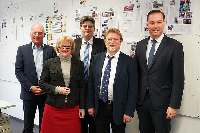 Redaktionsleiter Kai Oldenburg führte mit Sabine Hartmann-Müller (von links), Landrat Martin Kistler, Uwe Lahl, Amtschef des ...
