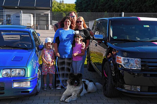 Familie Brecht aus Salem ist mit Kindern und Hund beim Tuningtreffen dabei. Die Tuningleidenschaft gab es schon vor dem Nachwuchs.