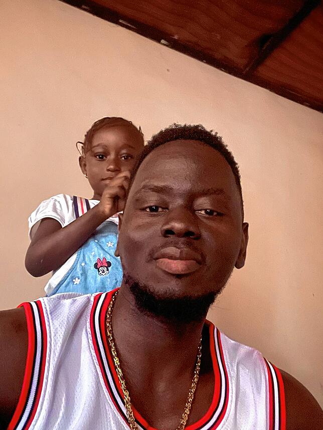 Saikou Faye wurde aus Deutschland abgeschoben und lebt jetzt wieder in Gambia.