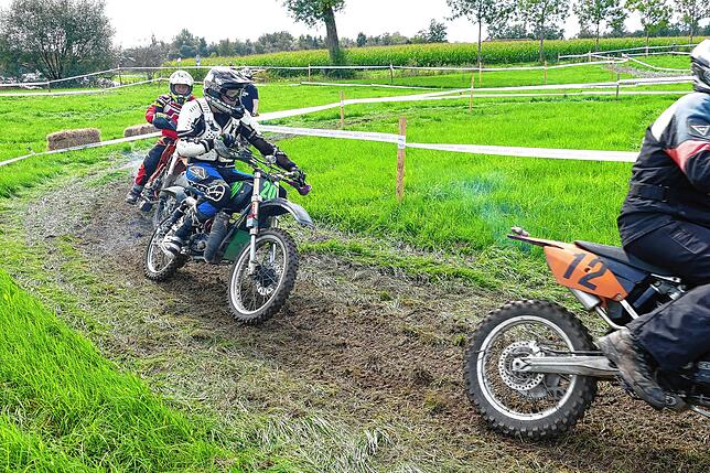 Bild 1: Benzingeruch, Action und dröhende Motoren: Der Mofa-Mania Fünfkampf der Motorsportfreunde Pfohren