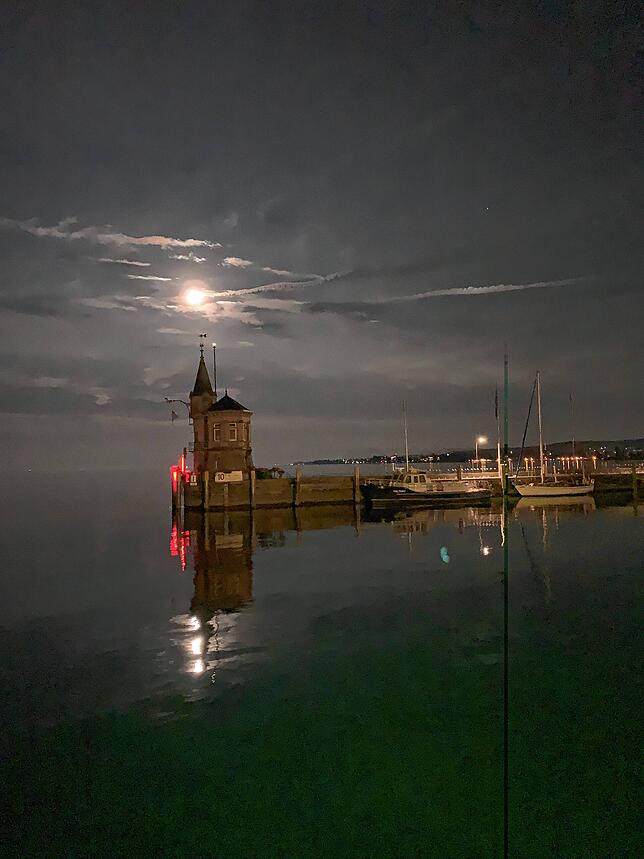 Der Konstanzer Hafen bei Nacht, inklusive Vollmond. Aufgenommen von Susann Göhler-Krekosch.