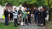 Vor dem und im Rathaus protestieren Mitarbeiter der Konstanzer Kulturinstitutionen gegen Kürzungen in den Etats von Theater und ...